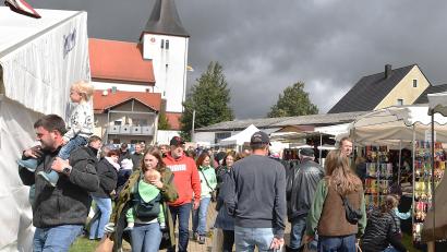 Bild: no
Vor der Wallfahrtskirche herrschte am Sonntag auf der Kirwa-Wiese Trautmannshofen reges Markttreiben.