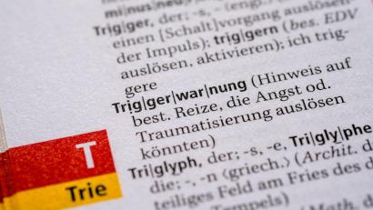 Bild: Jens Kalaene/dpa
Triggerwarnungen sollen dabei helfen, Reizen bewusst wahrzunehmen oder zu vermeiden, die an traumatische oder unangenehme Situationen erinnern. (Archivbild)