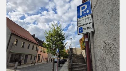 Bild: Lowak
Die Kurzparkzone in der Hauptstraße vor der Biobäckerei Forster hat sich bewährt und bleibt bestehen. Dagegen wird im weiteren Verlauf der Hauptstraße Richtung Stadtplatz die zeitliche Beschränkung aufgehoben.