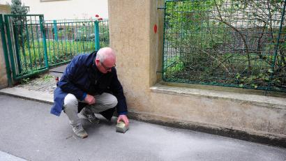 Bild: Michael Heitmann/dpa
Gregory Tigrid hält den Stolperstein für seinen Vater Pavel Tigrid. In Prag erinnert vor dem Haus Kouřimská 5 ein neuer Stolperstein an den tschechischen Schriftsteller und Ex-Kulturminister Pavel Tigrid (1917-2003).