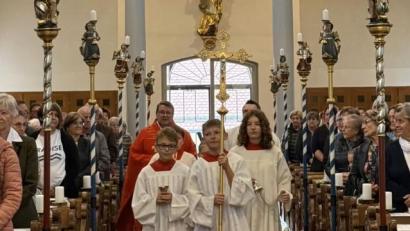 Bild: Nicola Hummer
Pfarrer Udo Klösel zog mit Gemeindereferent Benedikt Eckert und den Ministranten zur ersten gemeinsamen Messfeier der Pfarreiengemeinschaft in die Eslarner Pfarrkirche ein.