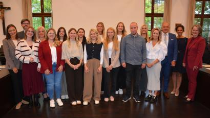 Bild: jr
Elf Lehramtsanwärterinnen und ein Lehramtsanwärter wurden im Sitzungssaal des Landratsamtes feierlich vereidigt. Mit dabei waren (von rechts) Leitende Schulamtsdirektorin Martina Puff, Seminarrektorin Eva-Maria Ficker und Landrat Roland Grillmeier, sowie (von links) Seminarrektorin Katharina Merther, Schulamtsdirektor Armin Engel und Personalratsvorsitzende Sabine Graser (Vierte von links).