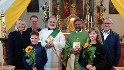 Bild: grm
Mit Blumen und den Büchern begrüßten Pfarrgemeinderatssprecher Georg Hammer (Zweiter von links), Ruth Neumann (links), Kirchenpfleger Alfons Stangl (rechts) und Kinder vom Kreis junger Familien (vorne) den neuen Pfarrer Pater Jo (Zweiter von rechts) und Diakon Uli Wabra (Dritter von rechts) in der Pfarrkirche St. Ulrich in Michldorf.