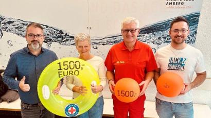 Bild: Stadtwerke Amberg/Karoline Gajeck-Scheuck
Michaela Grüter-Ascherl von der Wasserwacht und Gerhard Schottenheim, Vorsitzender des DLRG Ortsverband Amberg, bekamen jeweils eine Spende in Höhe von 1.500 Euro von Bäderleiter Michael Gaisa (links) und seinem Stellvertreter Daniel Wanninger (rechts) überreicht.