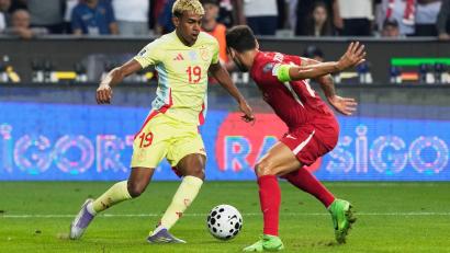 Bild: Khalil Hamra/AP/dpa
Lamine Yamal fehlt dem FC Barcelona nach seinen Länderspiel-Einsätzen für Spanien.