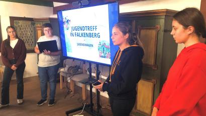 Bild: wro
Ronja Wenger, Theresa Meister, Andreas Meister und Vanessa Bauer (von rechts) wünschen sich, wie viele ihrer Mitstreiter auch, einen Freizeittreff, den sie Jugendwagen nennen.