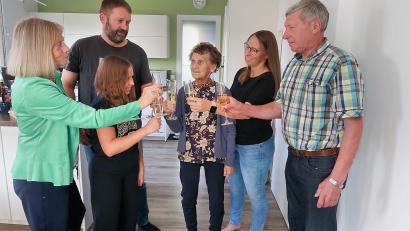 Bild: bsc
Die ersten Gratulanten zum 90. Geburtstag von Lydia Schlicht (Dritte von rechts) waren ihre Tochter Angelika Käs, ihr Schwiegerenkel Tobias Trießl, ihre Urenkelin Lorena Zwerenz, ihre Enkelin Ramona Trießl und ihr Schwiegersohn Otto Käs (von links).