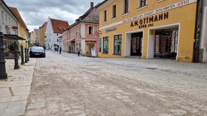 Bild: Tobias Gräf
Sechs Wochen lang war die Altstadtdurchfahrt auf Höhe von Textilhaus Carl Schmidt und Genusswelt Ottmann gesperrt. Das spürte man – deutlich weniger Autos, deutlich weniger Kunden. Die Altstadt war viel ruhiger als sonst, wirkte teilweise ausgestorben.
