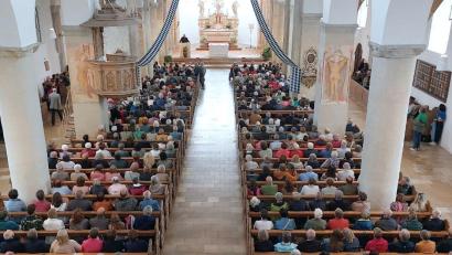 Bild: Georg Dürr
Die Bänke in der Kastler Klosterkirche waren voll besetzt.