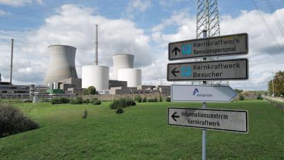 Bild: Ulf Vogler/dpa
Am 25. Oktober sollen die beiden rund 160 Meter hohen Kühltürme des vor knapp vier Jahren stillgelegten Atomkraftwerks Gundremmingen gesprengt werden.