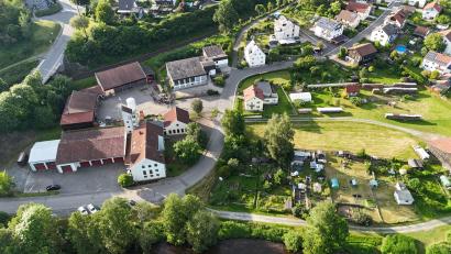 Bild: Gustl Beer
Das Feuerwehrhaus (links) in Neustadt ist ebenso wie der dahinterliegende Bauhof in die Jahre gekommen. In einem ersten Schritt soll nun der Bauhof umziehen, um Platz für die Feuerwehr zu machen.