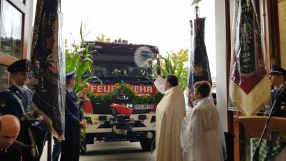 Bild: gi
Pfarrer Udo Klösel segnete das neue Tanklöschfahrzeug der Feuerwehr Moosbach.
