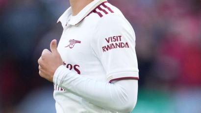 Bild: Jon Super/AP/dpa
Mit dem Schriftzug „Visit Rwanda“ wirbt das Land für den Tourismus im Land.