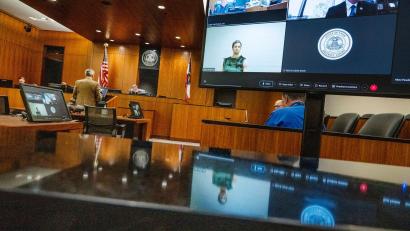 Bild: Scott G Winterton/Pool The Deseret News/AP/dpa
Richter Graf verlas bei der Vorladung erneut die Anklagepunkte.