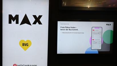Bild: David Hammersen/dpa
Die BVG und die Hamburger Hochbahn kooperieren bereits bei der gemeinsamen Mobilitätsplattform Max. Die Zusammenarbeit soll nun auch bei anderen Themen intensiviert und auf mit der Münchner Verkehrsgesellschaft erweitert werden. (Archivbild)