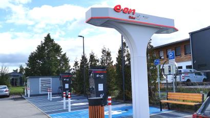 Bild: Portner
Die neue Schnellladestation für E-Autos (400 kW) fällt am Marktgelände "Am Bahnhof" in Oberviechtach durch den modernen Pylon auf.