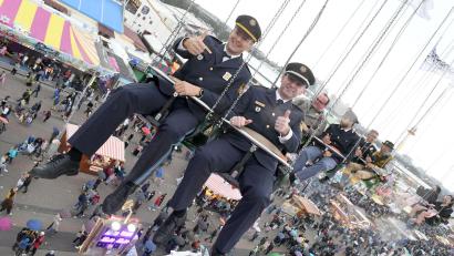 Bild: Felix Hörhager/dpa
Die Polizei ist mit der „Wiesnwache“ und zahlreichen Einsatzkräften auf dem Oktoberfest präsent. (Symbolbild)