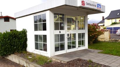 Bild: bkr
Die Sparkasse Oberpfalz hat die Schließung ihrer Selbstbedienungs-Geschäftsstelle in Kulmain angekündigt.