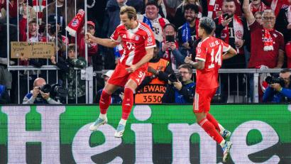 Bild: Tom Weller/dpa
Harry Kane hebt nach seinem 3:1 ab zum Torjubel, rechts freut sich Luis Díaz.