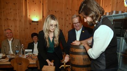 Bild: gf
Zwei Schläge, mehr nicht. So viel brauchte ACM-Geschäftsführerin Erika Sauerwein, um das Dultbier anzuzapfen. Mit dabei Bürgermeister Martin Preuß (Mitte) und der Bräu Maximilian Winkler.