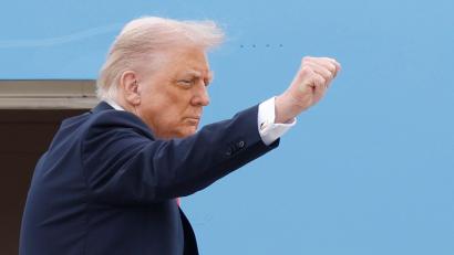 Bild: Luis M. Alvarez/FR596 AP/AP/dpa
Trump freut sich über das Ende einer Talkshow.