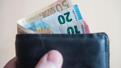 Bild: Stephanie Pilick/dpa
Ein Geldbeutel wurde in Tirschenreuth entwendet und später ohne Bargeld in einem Postkasten gefunden.