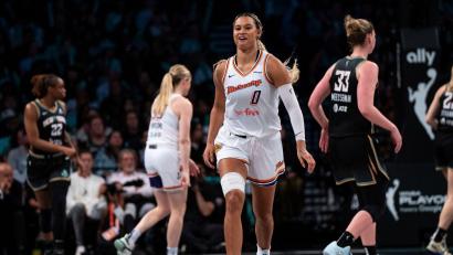 Bild: Angelina Katsanis/AP/dpa
Satou Sabally spielte stark verbessert im zweiten Playoff-Duell.