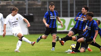Archivbild: Gerhard Büttner
Die Weidener Spieler werfen sich im letzten Heimspiel gegen die SpVgg Bayern Hof (2:2) in den Schuss eines Gegenspielers. An diesem Freitag gastiert der Würzburger FV im Sparda-Bank-Stadion, die Fans sollen endlich den ersten Saisonheimsieg bejubeln dürfen.