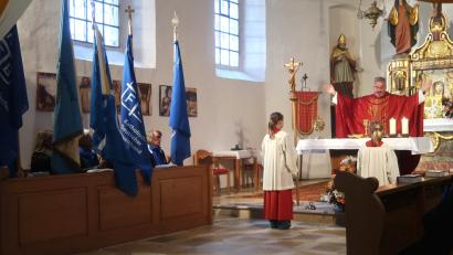 Bild: rha
Zum Tag des Frauenbundes finden sich auch fünf Fahnenabordnungen in der Bergkirche ein und feiern mit Pfarrer Markus Lettner die heilige Eucharistie.