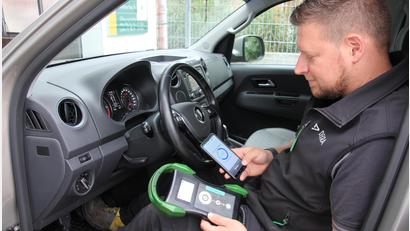Bild: kro
Dekra-Prüfingenieur Timo Hartwich checkt das Fahrzeug mit einem speziellen Testgerät und einem Handy. auf mögliche Fehler.
