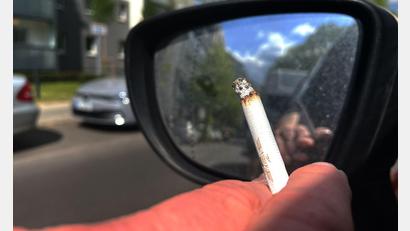 Bild: Paul Zinken/dpa
Ein Rauchverbot im Auto soll Schwangere und Minderjährige vor den Gefahren des Passivrauchens schützen. (Symbolbild)