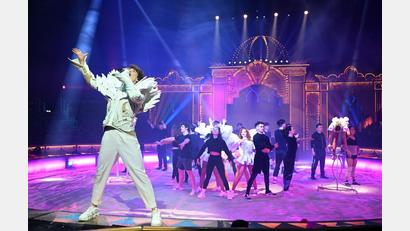 Bild: Felix Hörhager
Der Circus Krone präsentiert am Amberger Dultplatz sein Programm "Farbenspiel – Gold Edition".