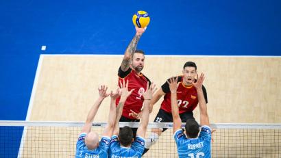 Bild: volleyballworld/dpa
Georg Grozer (hinten links) konnte das Team nicht wie gewohnt mitreißen.