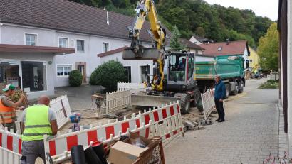 Bild: mrr
In der Blumenthalstraße wurde jüngst mit der Wasserleitungssanierung begonnen. Zweiter Bürgermeister Josef Weinfurtner (rechts) sprach mit den Arbeitern über den Baufortschritt.