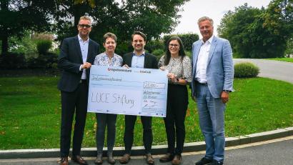 Bild: Sebastian Gmeiner/ LUCE-Stiftung
Vorstandsvorsitzender Severin Hirmer (Mitte) nimmt den Scheck von Stephan Wanninger (links) und Anke Wanninger (Zweite von links) in Empfang. Stifter Christian Engel (rechts) und Leiterin des Stiftungsmanagements Magdalena Kellner (Zweite von rechts) freuen sich über die großzügige Spende.