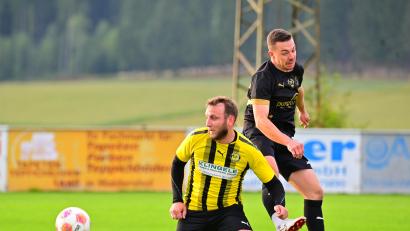 Bild: Schrems, Thomas
Igor Dauer (links) traf beim 2:0-Sieg im Spitzenspiel gegen den FC Tirschenreuth um Maximilian Bäuml (rechts) zur 1:0-Führung.
