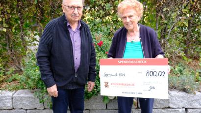 Bild: do
Mit der Übergabe eines symbolischen Spendenschecks in Höhe von 800 Euro würdigt die 90-jährige Gertraud Göhl den Einsatz des Vereins der Kinderkrebshilfe zur Unterstützung schwerkranker Kinder.
