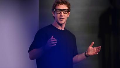 Bild: Nic Coury/AP/dpa
Mark Zuckerberg demonstrierte die Brille mit Display auf der hauseigenen Konferenz Meta Connect.