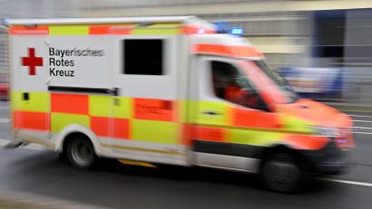 Bild: Peter Kneffel/dpa
Die Einsatzkräfte brachten die zwei Schwerverletzten in ein Krankenhaus. (Symbolbild)