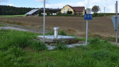 Bild: bnr
Westlich der Ortschaft Dürnersdorf liegt die Trinkwasserübergabestelle des Zweckverbandes zur Wasserversorgung der Pretzabrucker Gruppe an die Gemeinde Guteneck. Ein Wasserliefervertrag gibt die Regularien vor.