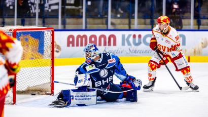Archivbild: Tobias Neubert
Michael McNiven kann in dieser Szene im Testspiel gegen den ESV Kaufbeuren nur hinterherschauen. Zum DEL2-Auftakt setzt Sebastian Buchwieser auf Shootingstar Felix Noack im Devils-Gehäuse.