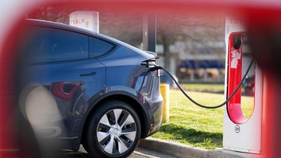 Bild: Mike Stewart/AP/dpa
Der Türmechanismus der Teslas wird elektrisch ausgelöst. (Archivbild)
