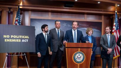 Bild: J. Scott Applewhite/AP/dpa
„Trump weist derzeit das Justizministerium an, Jagd auf seine politischen Feinde zu machen“, sagt der demokratische Senator Chris Murphy.