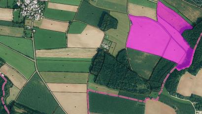Bild: Firma Orsted Onshore Deutschland GmbH/exb
Östlich von Matzenhof (links oben) liegt rechts das markierte Gebiet der geplanten 17 Hektar großen Solaranlage an der Gemeindegrenze, in direkter Nähe zum Umspannwerk Lauterhofen (Bildmitte).