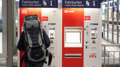 Bild: Sebastian Kahnert/dpa
Mechanismus soll Preis für D-Ticket regeln (Archivbild).