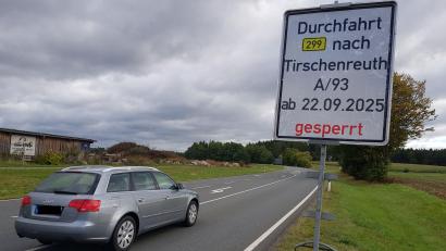 Bild: Benkhardt
Seit einigen Tagen weisen Schilder auf die bevorstehende Sperrung der B 299 zwischen Tannenlohe und Premenreuth hin.