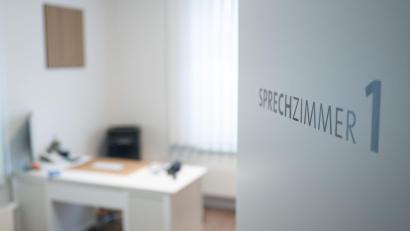 Bild: Sebastian Kahnert/dpa
Union und SPD wollen ein verbindliches System einführen, bei dem Patientinnen und Patienten in eine Hausarztpraxis gehen, die sie bei Bedarf an Fachärzte überweist. (Symbolbild)