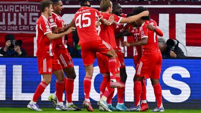 Bild: Sven Hoppe/dpa
Eine Münchner Jubeltraube um Harry Kane (M), ein gewohntes Bild zum Saisonstart.