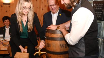 Bild: gf
Wenn es Erika Sauerwein einmal beim Amberger Congress Centrum nicht mehr gefällt, könnte sie ja zum Oktoberfest als "Anzapferin" wechseln. Dass sie spritzfrei anzapfen kann, hat sie bei der Dultbierprobe bewiesen.