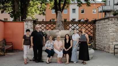 Bild: Miriam Koch
Für den Stadtteil Bergsteig handeln sie die Zielsetzung für ein Kunstwerk im Bereich Tanz und Performance aus, das von der Kulturstiftung des Bundes finanziert wird. Von links: Marianne Stein, Carsten-Armin Jakimowicz, Mary O’Rourke, Wanda Szumlewski, Kerstin Frey und Jenny Edel; Bianca Kruppa betreut den Entwicklungsprozess als Mediatorin.